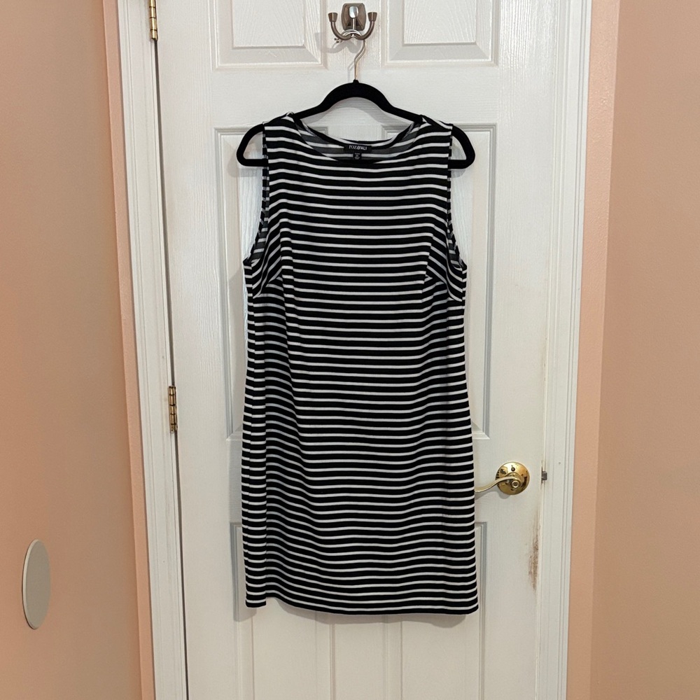 Black & White Striped Sleeveless Shift Dress